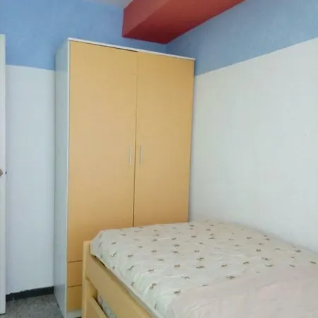 Three Bedroom Flat 10 Min Away From The Sea 아파트