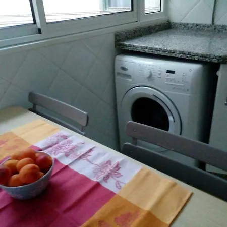 Three Bedroom Flat 10 Min Away From The Sea 아파트 *