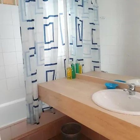 아파트 Three Bedroom Flat 10 Min Away From The Sea *