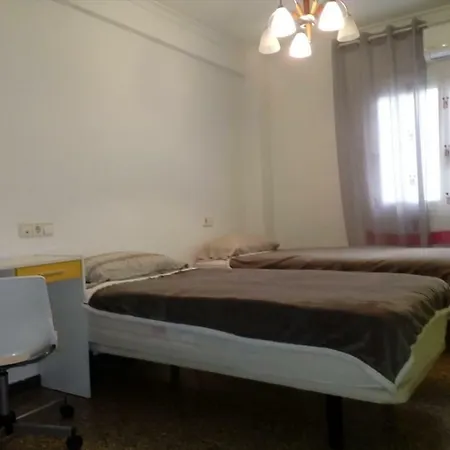 Three Bedroom Flat 10 Min Away From The Sea