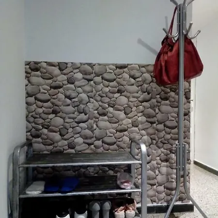 Three Bedroom Flat 10 Min Away From The Sea 아파트